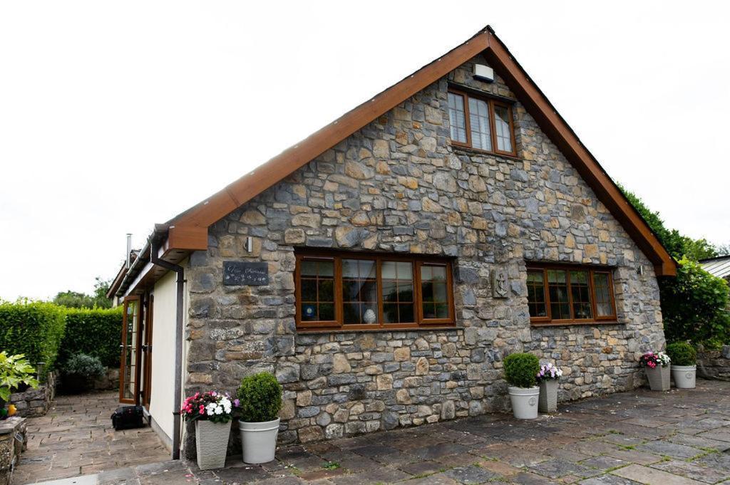 The Anchorage & The Tackleshed Otel Llancarfan Oda fotoğraf